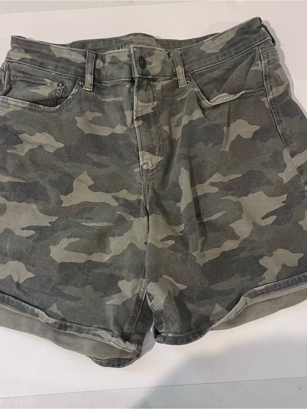 American Eagle Women’s Low Rise Baggy Shorts 8 Camo Denim